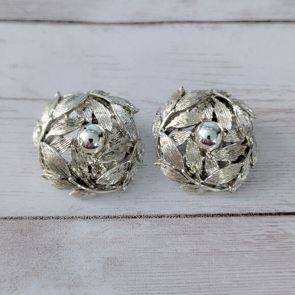 Vintage Clip On Earrings Statement Light Gold Tone Leaves - Fair Condition - Picture 3 of 8